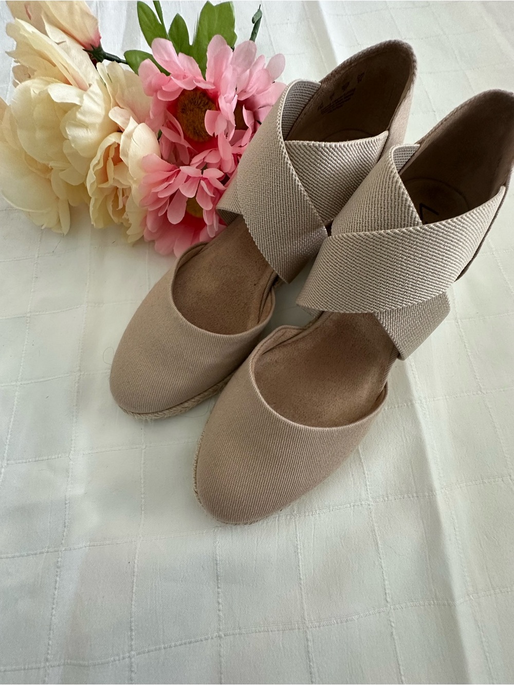 Life Stride BRAND NEW Beige Elastic Crossover Espadrille Wedges